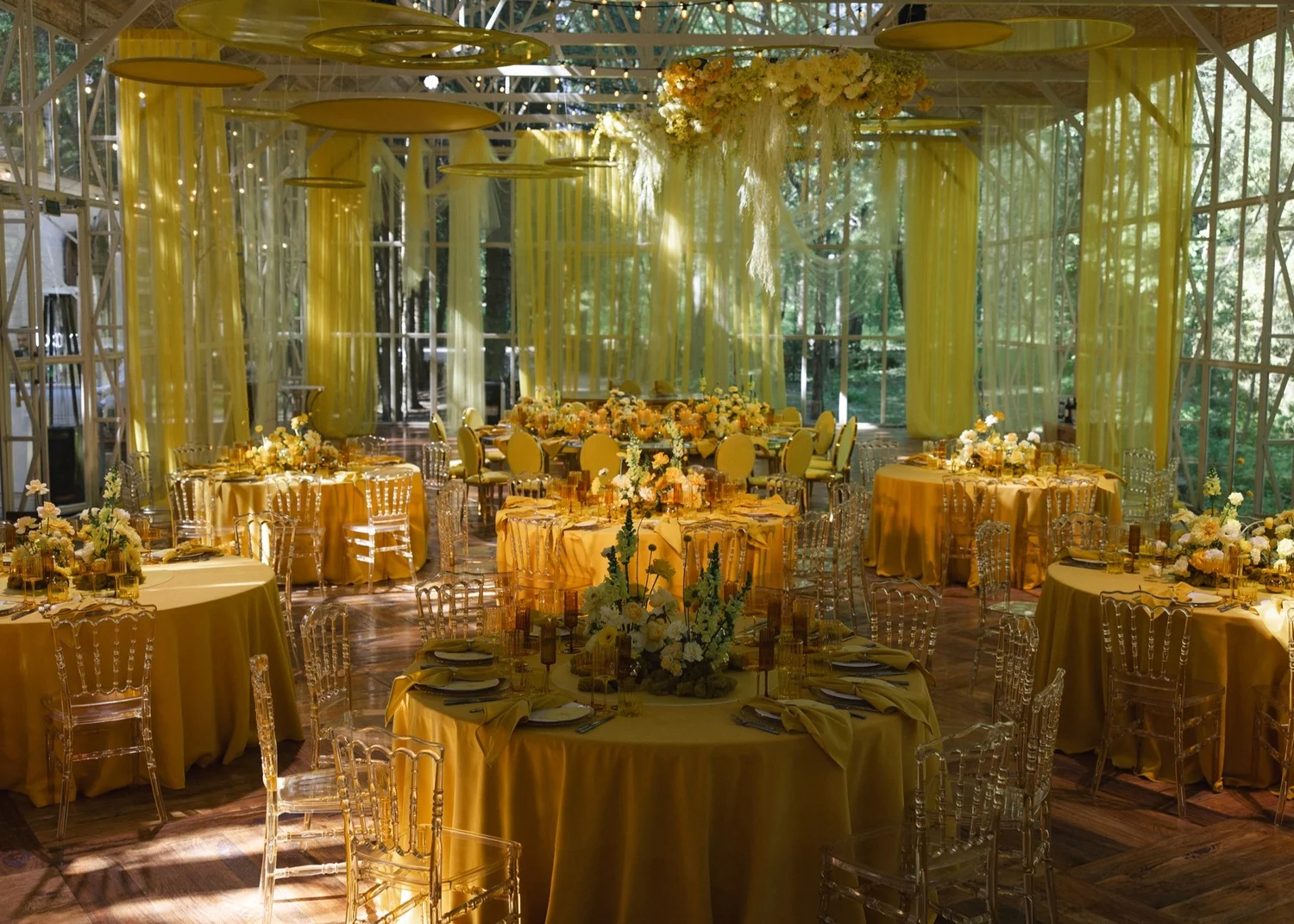 Maximalist “Color Drenching” Weddings