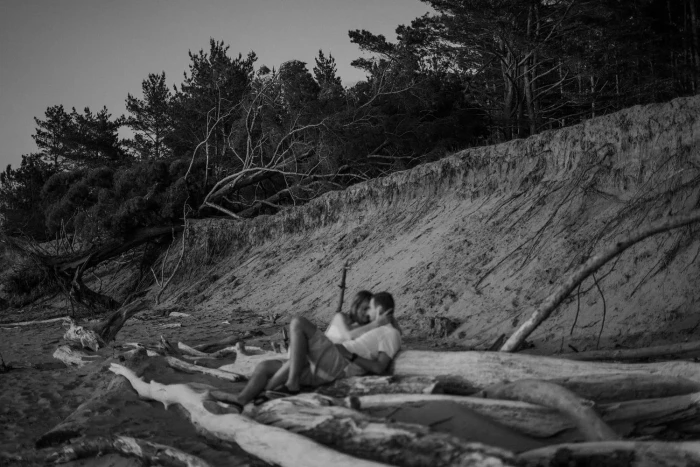 Balancing Independence and Togetherness in Healthy Relationships