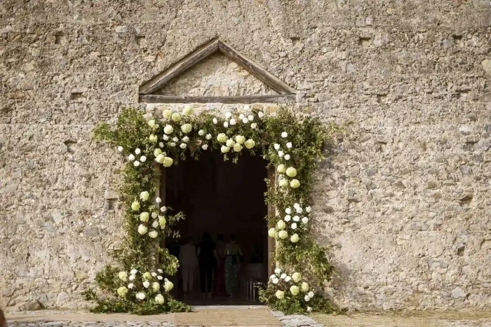 Love in full bloom: types of floral arrangements for a wedding
