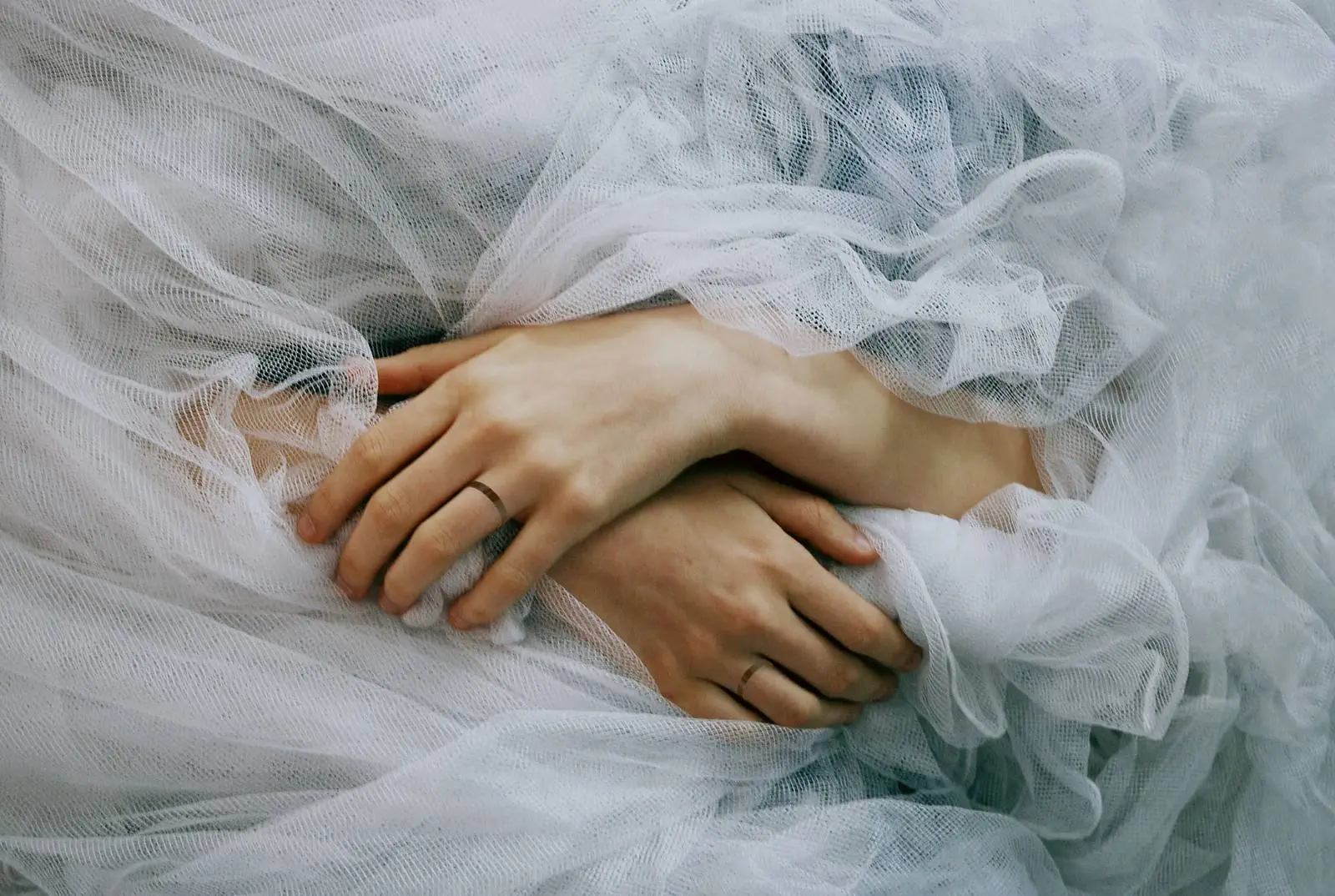 On which hand to wear an engagement or wedding ring